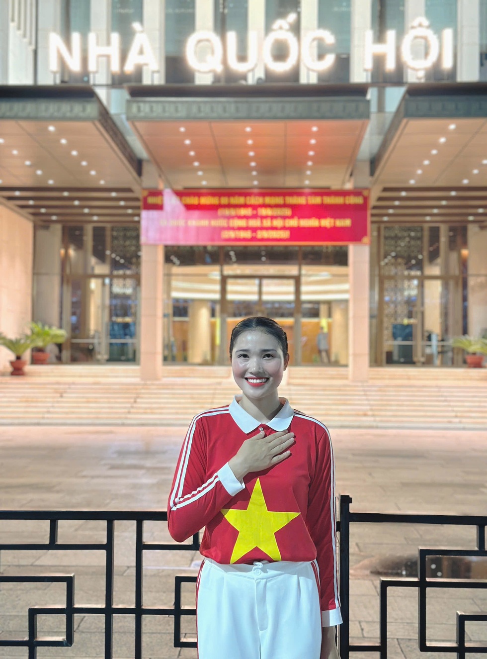 Nữ VĐV xinh đẹp xúc động khi được vinh dự rước đuốc ở Lễ kỷ niệm A80
