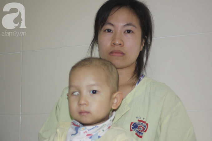Lời khẩn cầu của người mẹ có con trai 1 tuổi nguy kịch vì ung thư võng mạc không có tiền mổ, bố bỏ đi - Ảnh 6. Lời khẩn cầu của người mẹ có con trai 1 tuổi nguy kịch vì ung thư võng mạc không có tiền mổ, bố bỏ đi - Ảnh 6.