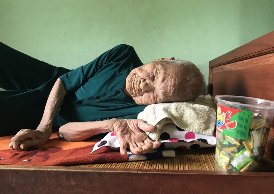 Kỳ lạ cụ bà 107 tuổi ăn 50 viên kẹo mỗi ngày - 3 Kỳ lạ cụ bà 107 tuổi ăn 50 viên kẹo mỗi ngày - 3