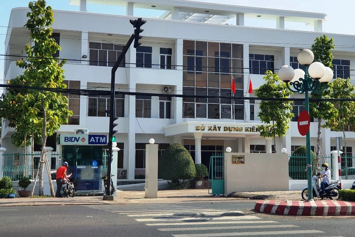 Tạm giữ 2 cán bộ Sở Xây dựng và Kế hoạch - Đầu tư tỉnh Kiên Giang - 1 Tạm giữ 2 cán bộ Sở Xây dựng và Kế hoạch - Đầu tư tỉnh Kiên Giang - 1