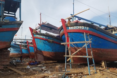 Hàng loạt tàu cá nhộn nhịp “tân trang” cho mùa đánh bắt mới
