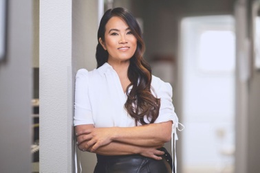 Lý giải sự nổi tiếng và giàu có của "ngôi sao nặn mụn"