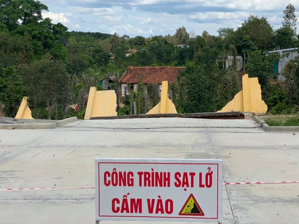 Vụ tường bao trường học tiền tỷ đổ sập: Do mưa to, gió mạnh? - 2 Vụ tường bao trường học tiền tỷ đổ sập: Do mưa to, gió mạnh? - 2