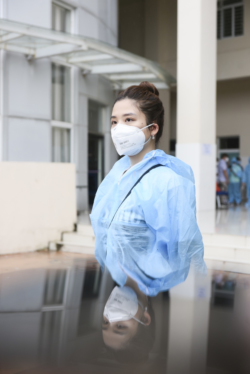 Hoa hậu Phan Hoàng Thu diện đồ bảo hộ kín mít vào Quảng Nam trao quà - 6 Hoa hậu Phan Hoàng Thu diện đồ bảo hộ kín mít vào Quảng Nam trao quà - 6