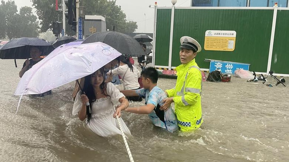 Những hình ảnh về đợt mưa lũ kinh hoàng nghìn năm có một ở Trung Quốc - 2 Những hình ảnh về đợt mưa lũ kinh hoàng nghìn năm có một ở Trung Quốc - 2