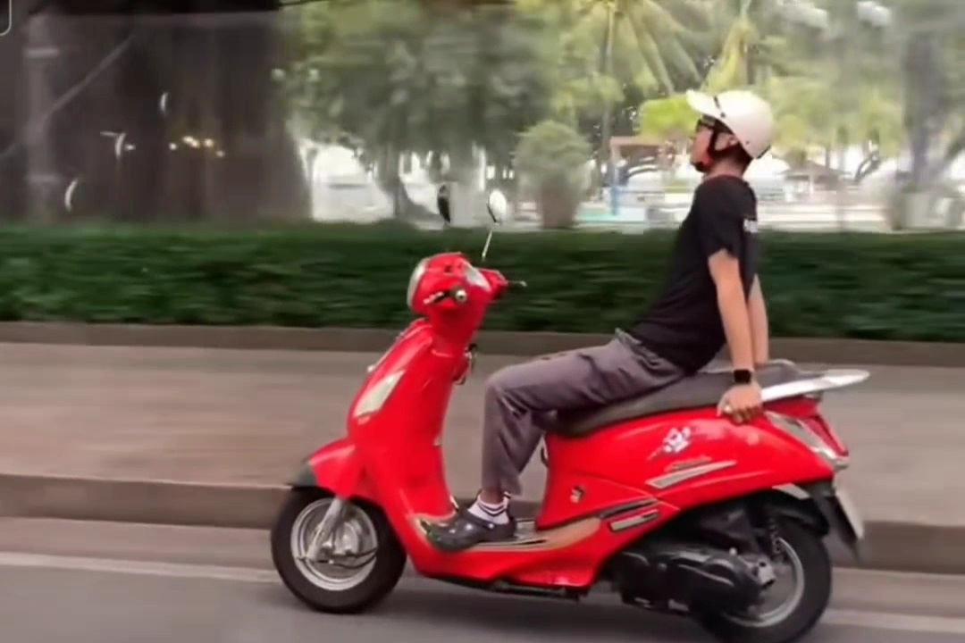 Xác minh clip người đàn ông “biểu diễn” đi xe máy thả 2 tay ở Nha Trang - 1