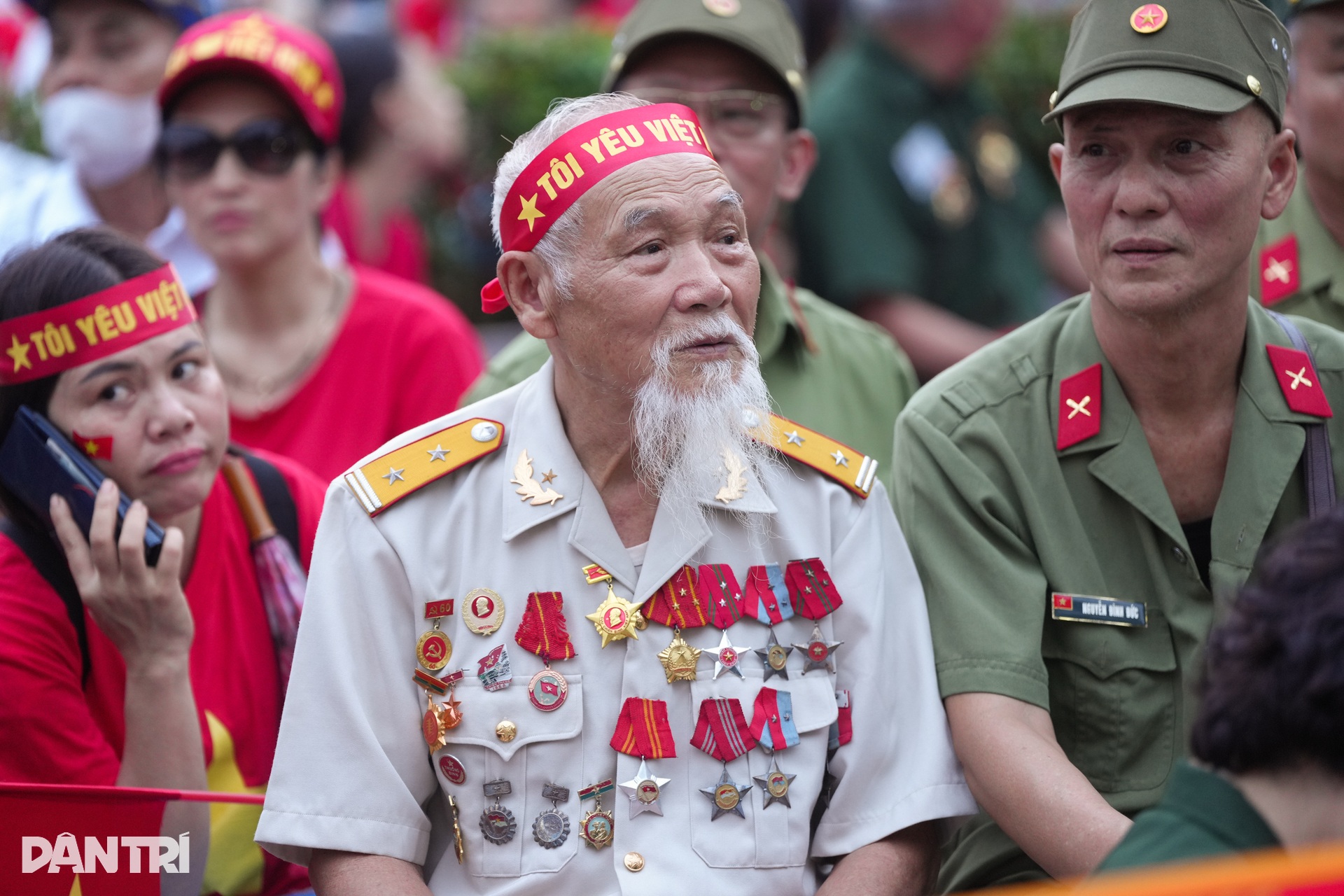 Hàng nghìn cựu chiến binh, đội mưa, thức xuyên đêm chờ đón đoàn diễu binh - 10 Hàng nghìn cựu chiến binh, đội mưa, thức xuyên đêm chờ đón đoàn diễu binh - 10