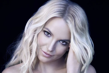 Khoe một đôi giày, Britney Spears bị cộng đồng mạng chỉ trích