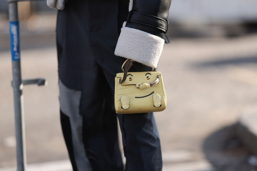 Mẫu túi xách hình người độc lạ, có giá lên đến 5,5 tỷ đồng vẫn cháy hàng - 1 Mẫu túi xách hình người độc lạ, có giá lên đến 5,5 tỷ đồng vẫn cháy hàng - 1