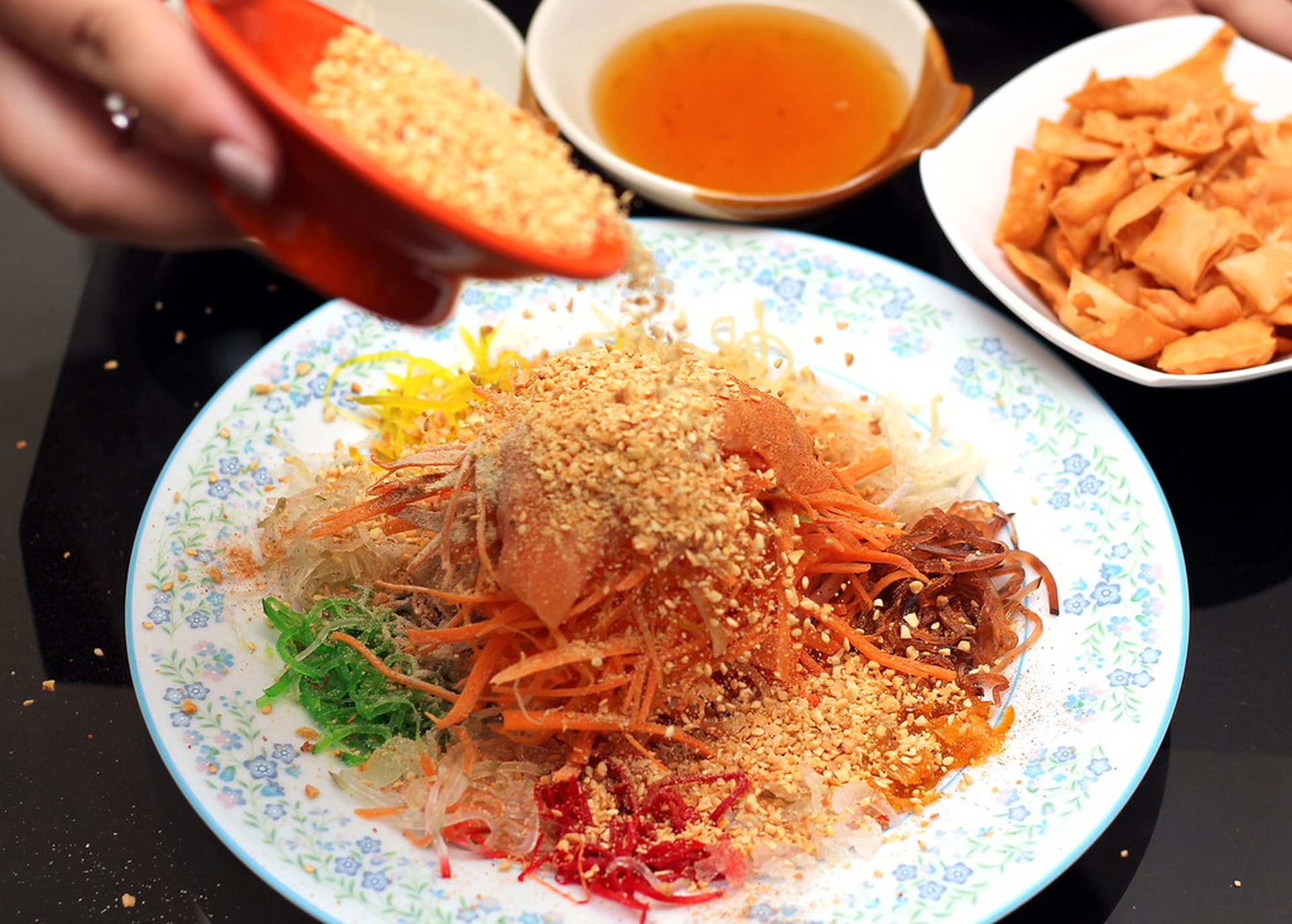 Vì sao món gỏi cá sống Yusheng thường được ăn vào dịp Tết Nguyên đán? - 2 Vì sao món gỏi cá sống Yusheng thường được ăn vào dịp Tết Nguyên đán? - 2