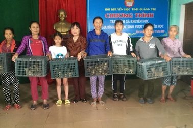 Những “đàn gà khuyến học” nâng bước học sinh nghèo hiếu học vùng “đất lửa”