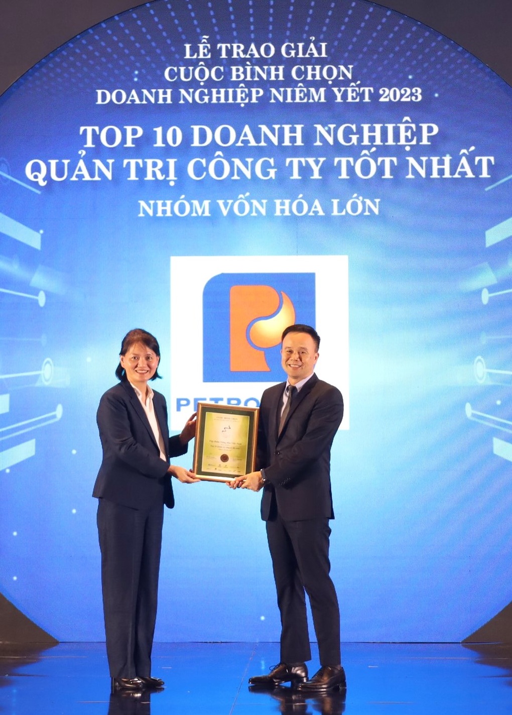 Petrolimex được vinh danh Top 10 doanh nghiệp quản trị công ty tốt nhất nhóm vốn hóa lớn năm 2023 - 1 Petrolimex được vinh danh Top 10 doanh nghiệp quản trị công ty tốt nhất nhóm vốn hóa lớn năm 2023 - 1