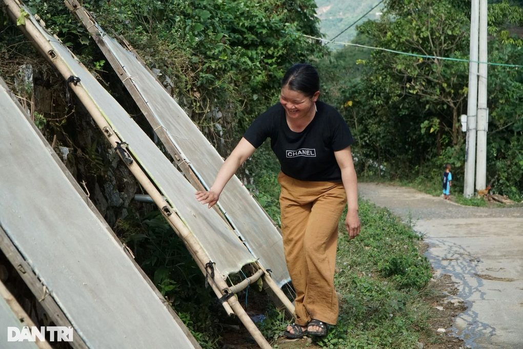 Loại giấy do phụ nữ làm ra không thể thiếu trên xử ca của người Mông - 1 Loại giấy do phụ nữ làm ra không thể thiếu trên xử ca của người Mông - 1