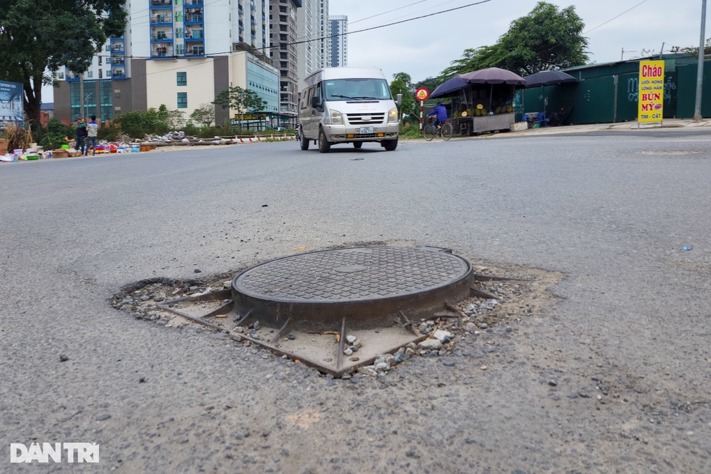 Hà Nội: Đổ bê tông lấp miệng cống thành những ụ nổi, dân nơm nớp lo tai nạn - 6 Hà Nội: Đổ bê tông lấp miệng cống thành những ụ nổi, dân nơm nớp lo tai nạn - 6