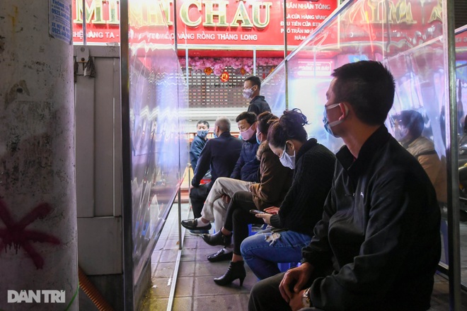 Người dân Hà Nội xếp hàng từ 3h sáng mua vàng ngày vía Thần Tài - 11