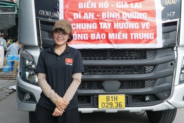 Nữ tài xế 25 tuổi chở hơn 30 tấn hàng từ TPHCM đi cứu trợ miền Trung