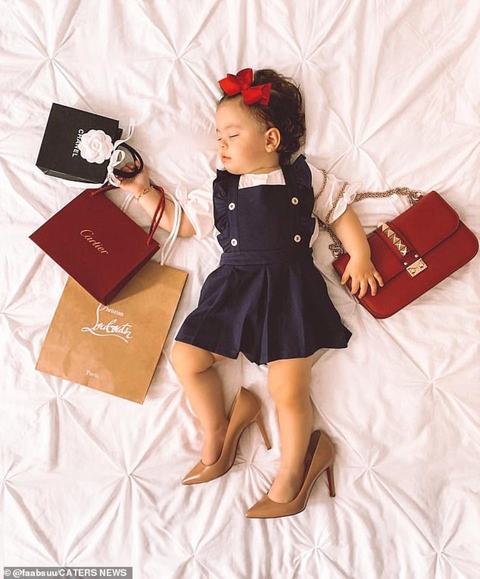 Tủ đồ hàng hiệu của bé 17 tháng tuổi khiến cộng đồng mạng sửng sốt - 8 Tủ đồ hàng hiệu của bé 17 tháng tuổi khiến cộng đồng mạng sửng sốt - 8