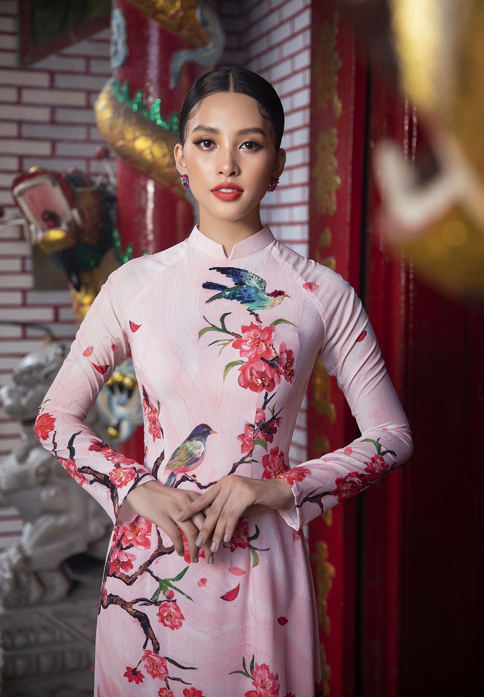 Hoa hậu Tiểu Vy khoe sắc trong tà áo dài đón Tết - 5 Hoa hậu Tiểu Vy khoe sắc trong tà áo dài đón Tết - 5