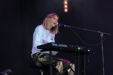 Brisa Fenoy vừa hát vừa đánh đàn