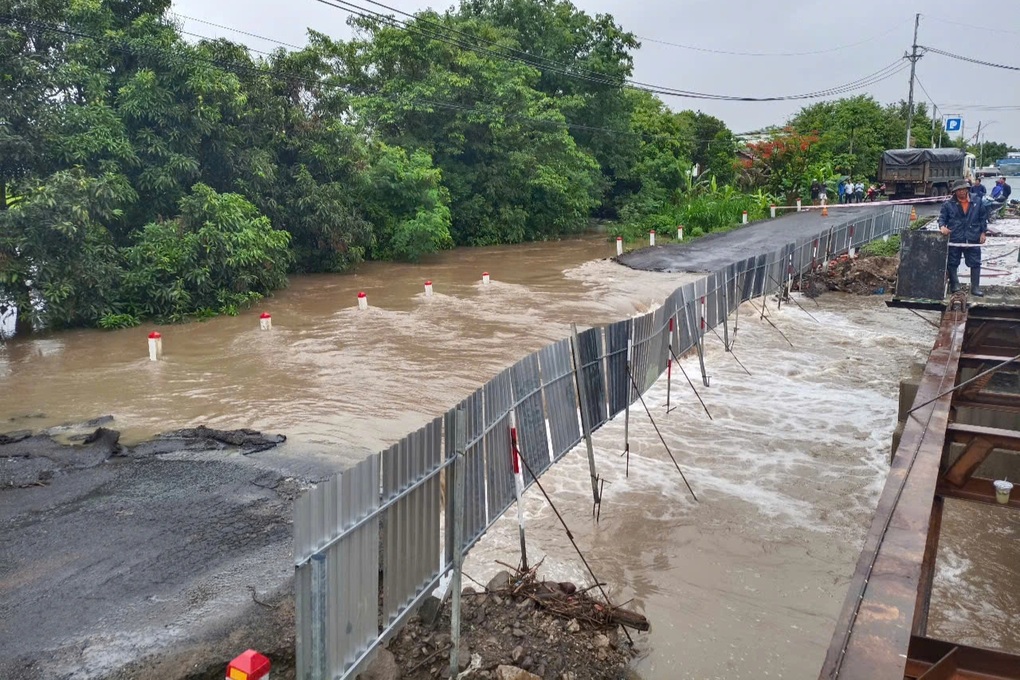 Mưa lũ gây ngập cầu, ách tắc giao thông, hàng trăm hộ dân bị cô lập - 1 Mưa lũ gây ngập cầu, ách tắc giao thông, hàng trăm hộ dân bị cô lập - 1