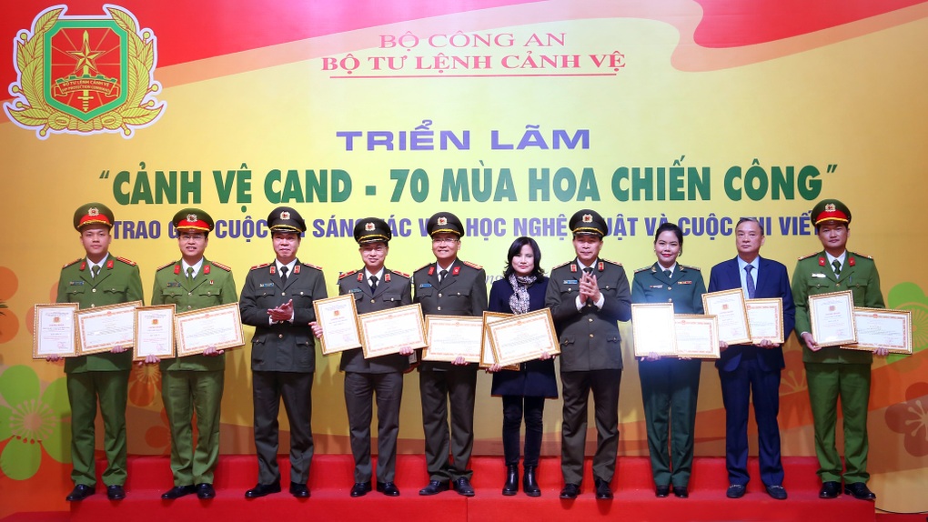 Cảnh vệ CAND qua triển lãm ảnh và các tác phẩm văn học nghệ thuật - 2 Cảnh vệ CAND qua triển lãm ảnh và các tác phẩm văn học nghệ thuật - 2