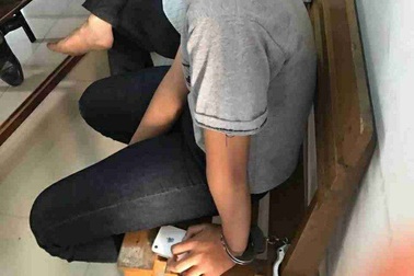 Bé gái 13 tuổi bị còng tay ở phường: Chính quyền thừa nhận việc khống chế