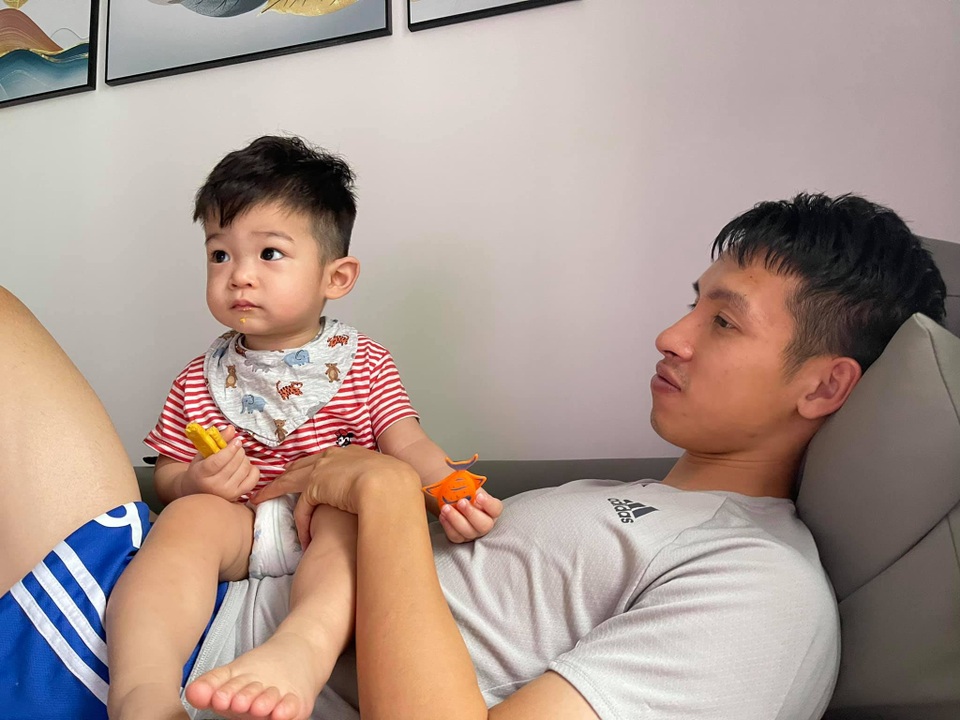 Khoảnh khắc con trai quấy buổi tập của Hùng Dũng vô cùng đáng yêu - 1 Khoảnh khắc con trai quấy buổi tập của Hùng Dũng vô cùng đáng yêu - 1