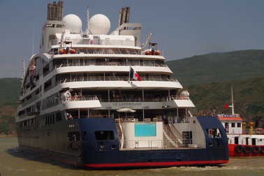 Siêu du thuyền 5 sao "cực đỉnh" cập cảng Quy Nhơn