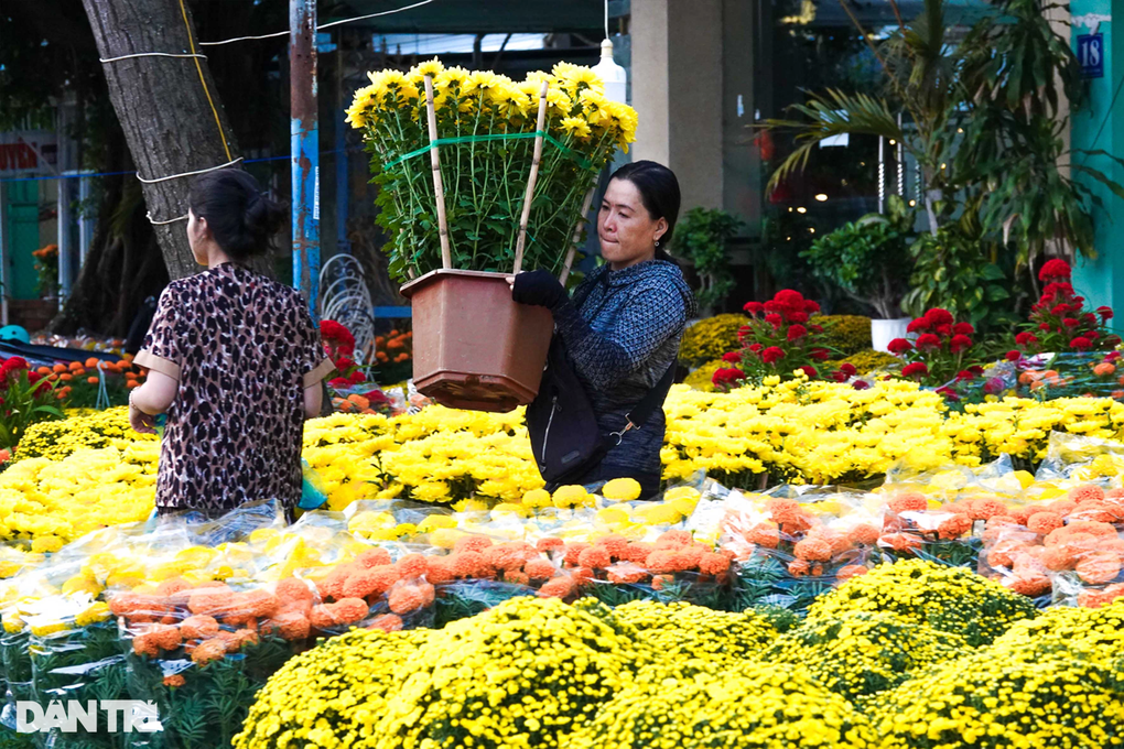 Tiểu thương chợ hoa chiều 30 Tết: Bán xả, bán lỗ, giá nào cũng bán - 3 Tiểu thương chợ hoa chiều 30 Tết: Bán xả, bán lỗ, giá nào cũng bán - 3