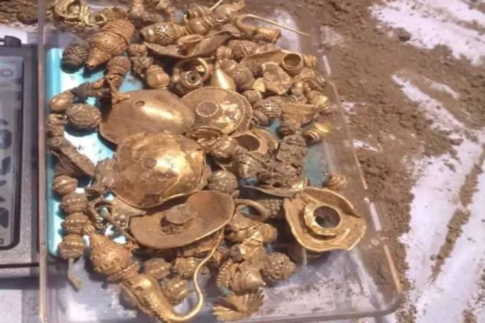 Đào đất xây nhà, bất ngờ tìm thấy vàng và ruby khiến mọi người đổ đến xem - 2 Đào đất xây nhà, bất ngờ tìm thấy vàng và ruby khiến mọi người đổ đến xem - 2