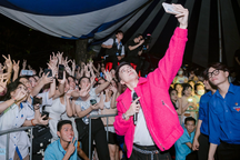 Mời ca sĩ hát khai giảng giá cả tỷ đồng: Trường "chơi lớn", trường im lìm