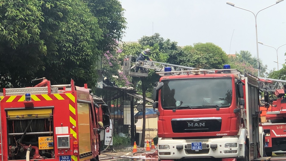Quán nướng bốc cháy ngùn ngụt sau tiếng nổ lớn, thực khách hoảng loạn chạy - 5 Quán nướng bốc cháy ngùn ngụt sau tiếng nổ lớn, thực khách hoảng loạn chạy - 5