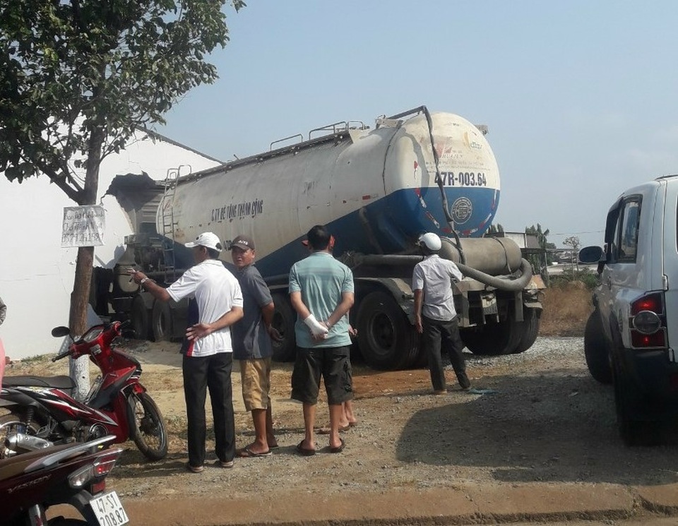 Xe bồn mất phanh, tài xế cố tránh phương tiện dừng đèn đỏ, tông vào nhà dân - 2 Xe bồn mất phanh, tài xế cố tránh phương tiện dừng đèn đỏ, tông vào nhà dân - 2