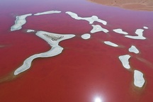 Hồ muối đỏ như màu máu nằm ẩn mình giữa sa mạc nóng bỏng