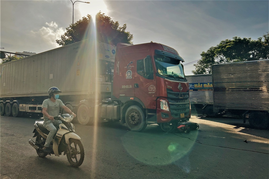Va chạm với xe đầu kéo, nam bảo vệ tử vong tại chỗ - 1 Va chạm với xe đầu kéo, nam bảo vệ tử vong tại chỗ - 1