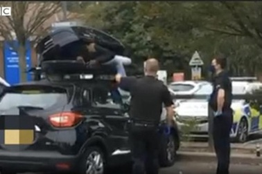 Du khách sốc khi phát hiện người nhập cư lậu trên… nóc ô tô