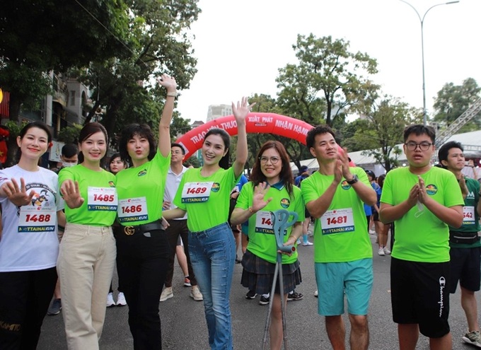 Các nghệ sĩ tham gia cuộc thi chạy Mottainai Run với chủ đề Run for strong kids - Chạy vì những đứa trẻ mạnh mẽ.