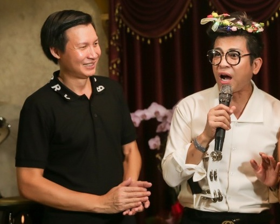 Ngọc Sơn xây hẳn sân khấu riêng tại biệt thự trăm tỷ đồng sau sân bóng bàn - 2 Ngọc Sơn xây hẳn sân khấu riêng tại biệt thự trăm tỷ đồng sau sân bóng bàn - 2