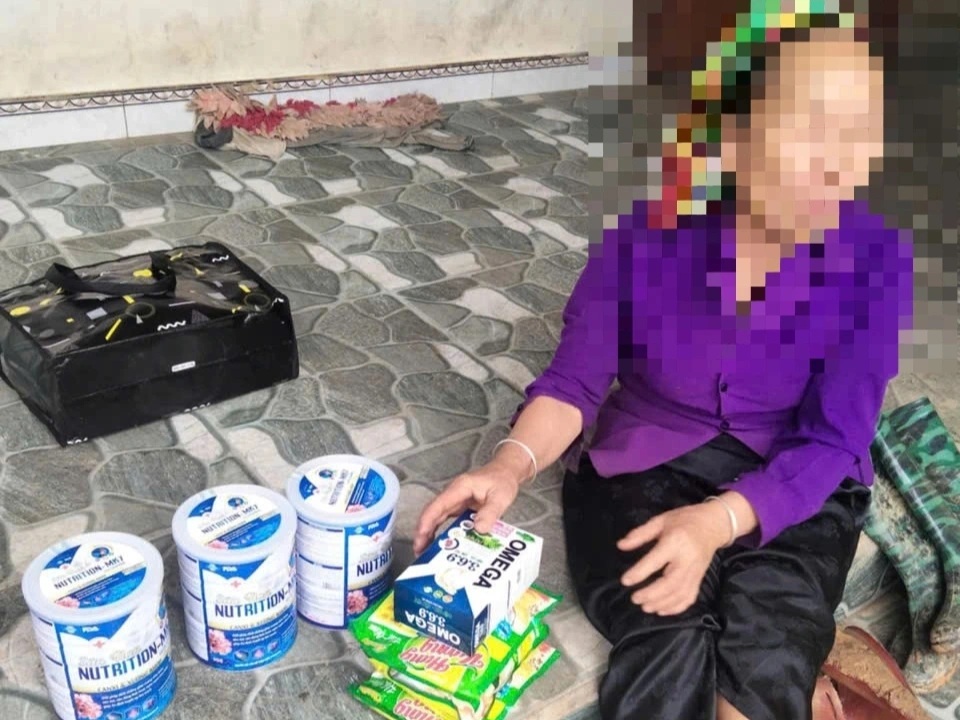 Nhóm người bán sữa lạ giá cao bất thường, bị bóc mẽ liền lên xe bỏ trốn - 1