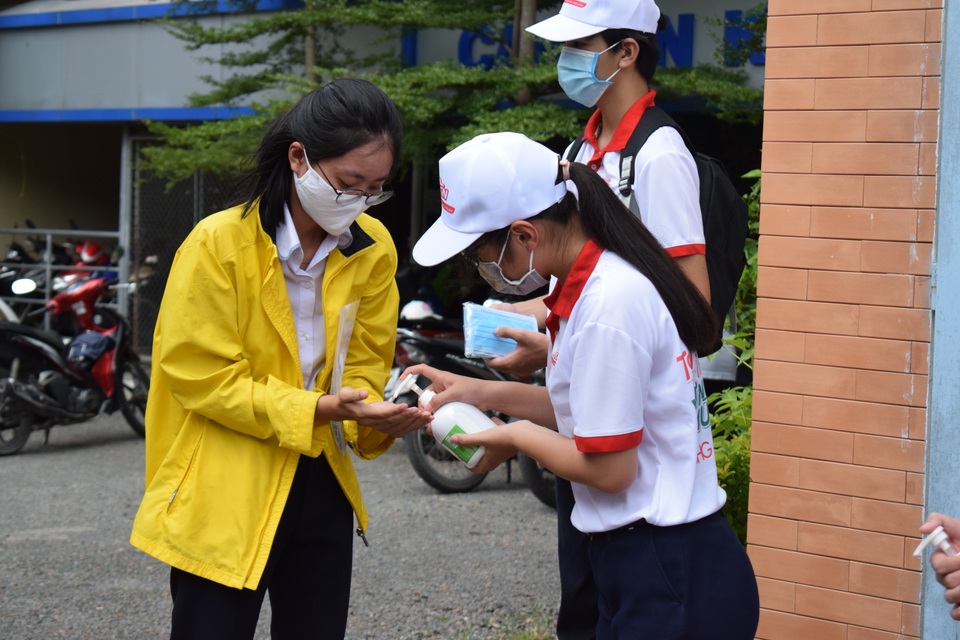 Dược Hậu Giang tài trợ máy rửa tay kháng khuẩn tự động giúp người dân phòng dịch - 3 Dược Hậu Giang tài trợ máy rửa tay kháng khuẩn tự động giúp người dân phòng dịch - 3