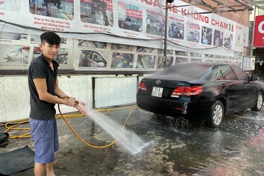 Giá rửa xe tăng gấp đôi, người Sài Gòn vẫn vui vẻ
