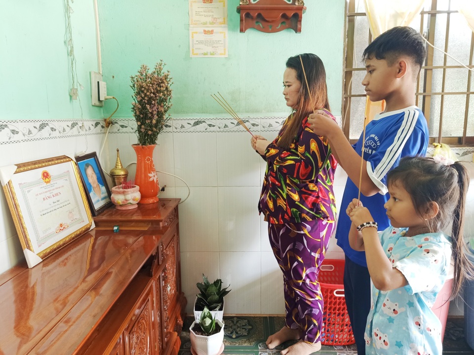 Vợ người bán cá tử vong khi cứu người: Em tự hào về chồng của mình - 1 Vợ người bán cá tử vong khi cứu người: Em tự hào về chồng của mình - 1