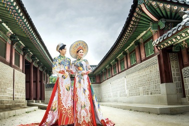 Nữ Hoàng Trần Huyền Nhung và Nam Vương Quốc tế diện quốc phục nặng ký sánh bước bên nhau.