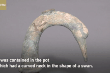 Tìm thấy bình cổ đựng rượu thuốc 2.000 năm tuổi trong ngôi mộ cổ