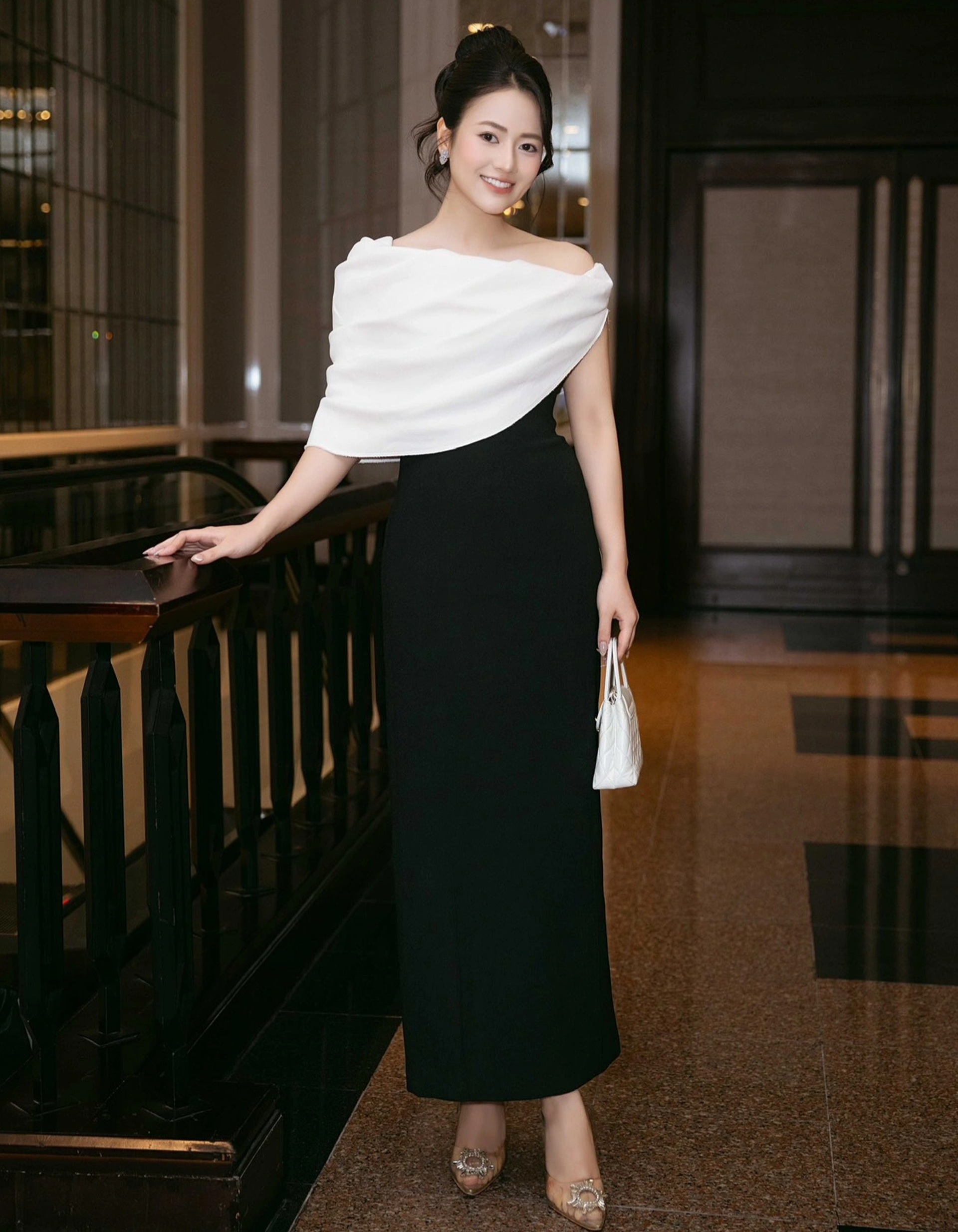 Việt Hoa U30: Nhan sắc xinh đẹp, phong cách thời trang thanh lịch - 11 Việt Hoa U30: Nhan sắc xinh đẹp, phong cách thời trang thanh lịch - 11