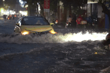 Người dân ở TPHCM ngã trên đường ngập sâu tại khu nhà giàu Thảo Điền