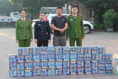 Nghệ An bắt vụ vận chuyển gần 2 tấn pháo từ nước ngoài về