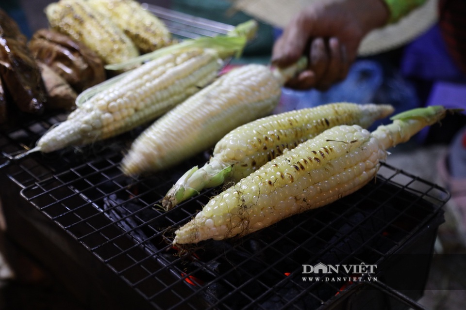 Người Hà Nội co ro, đốt lửa sưởi ấm trên phố ngày giá rét 11 độ C - 9 Người Hà Nội co ro, đốt lửa sưởi ấm trên phố ngày giá rét 11 độ C - 9
