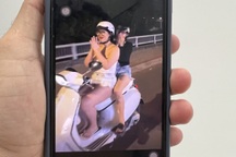 Cô gái đi xe Vespa buông hai tay vái lạy người khác ở TPHCM