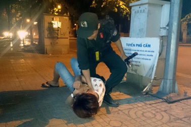 Lên Hà Nội ăn mừng bạn đi Nhật, bị cảnh sát bắt giữ